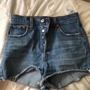Levi “Ribcage Short” Jean shorts size 26